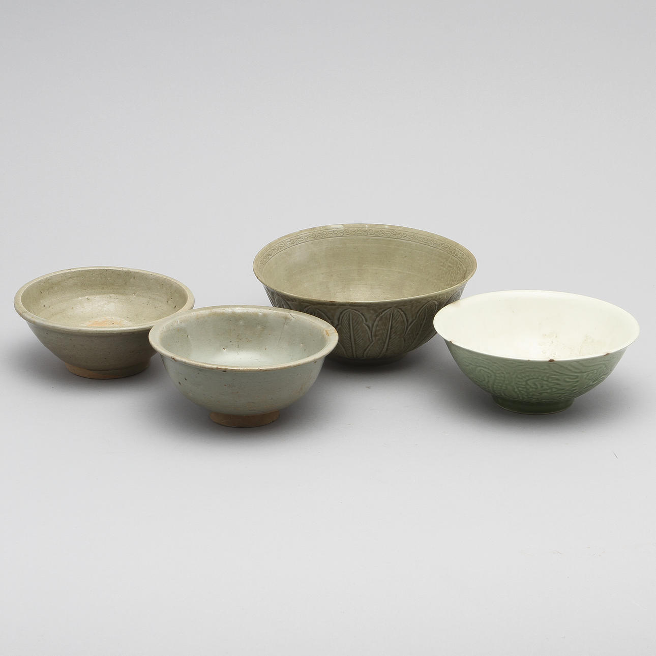 SKÅLAR, 4 st, stengods samt porslin, Kina samt Korea, 1900-tal samt troligen yuan/ming.
