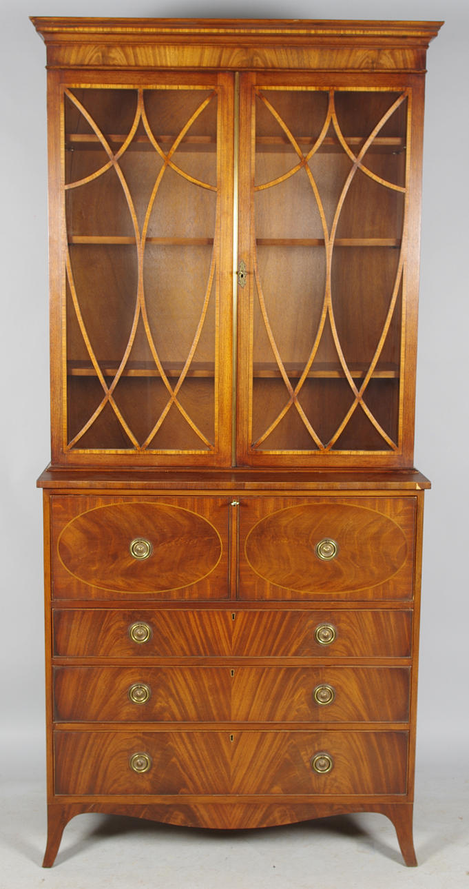 SKRIVBYRÅ MED VITRINÖVERDEL, mahogny, engelsk stil.