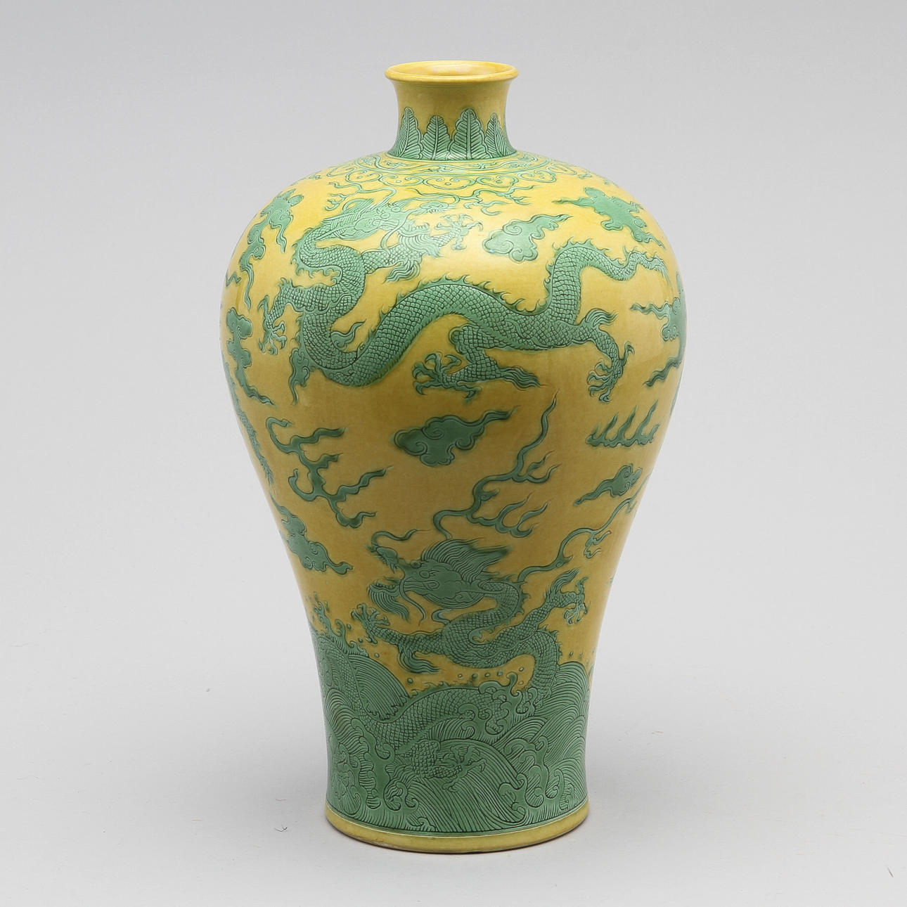 MEIPINGVAS, porslin, Kina, 1900-tal.