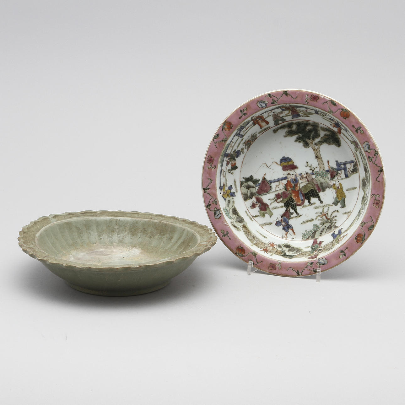 SKÅLAR, 2 st, porslin samt stengods, Kina, 1800/190-tal.