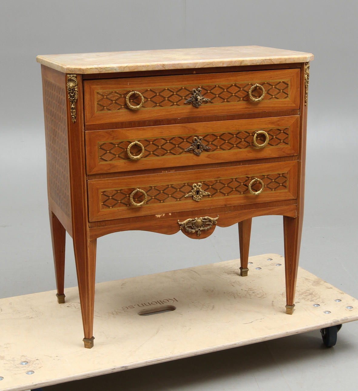 BYRÅ, med stenskiva, Louis XVI-stil, 1900-tal.