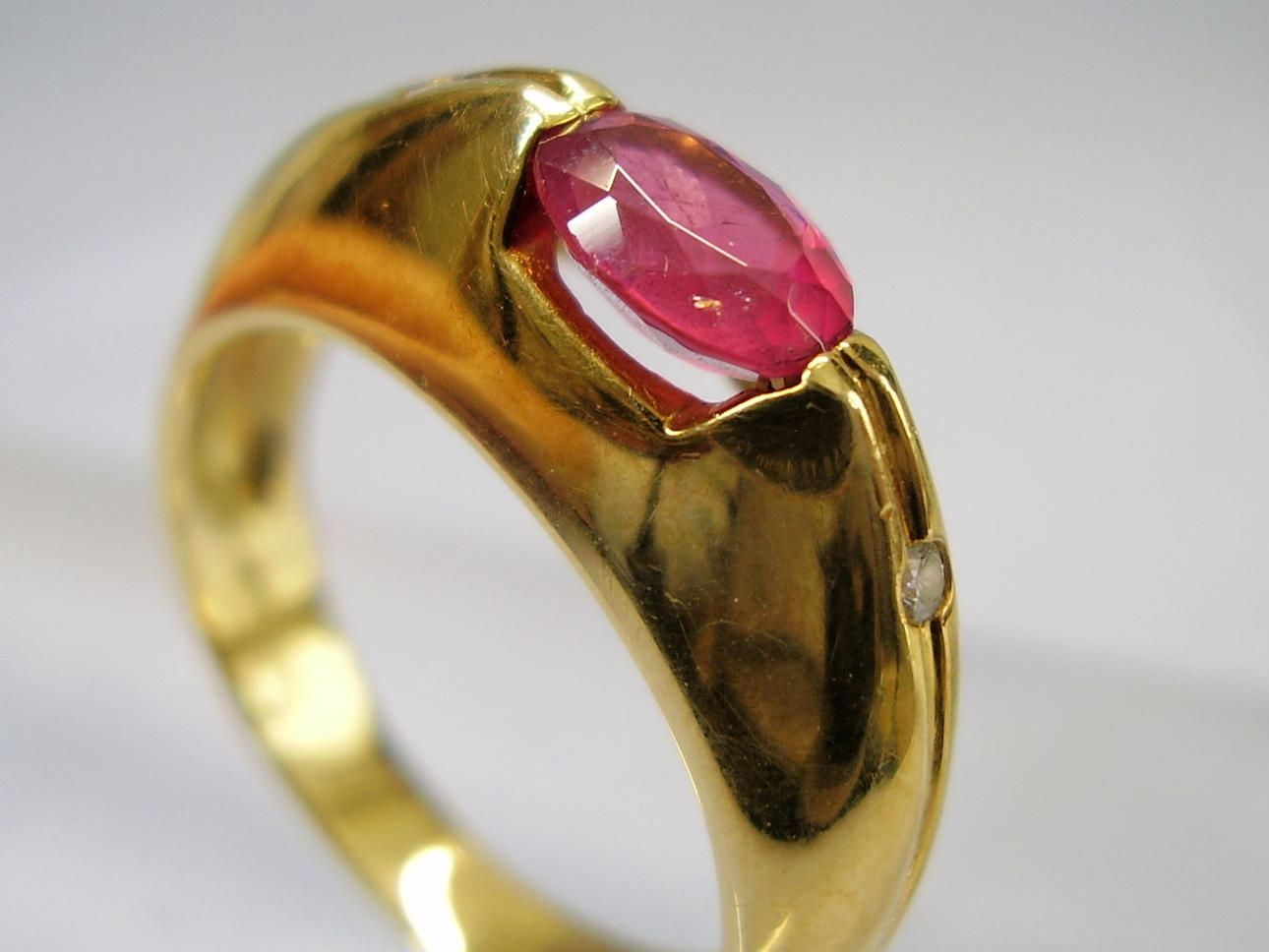 RUBINRING FÖR MÄN - DIAMANT GG 14 KARAT.