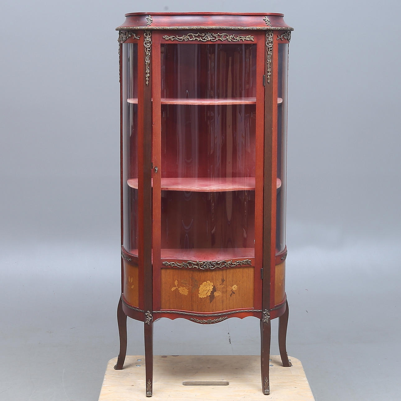 VITRINSKÅP, rokoko stil, 1900-tal.