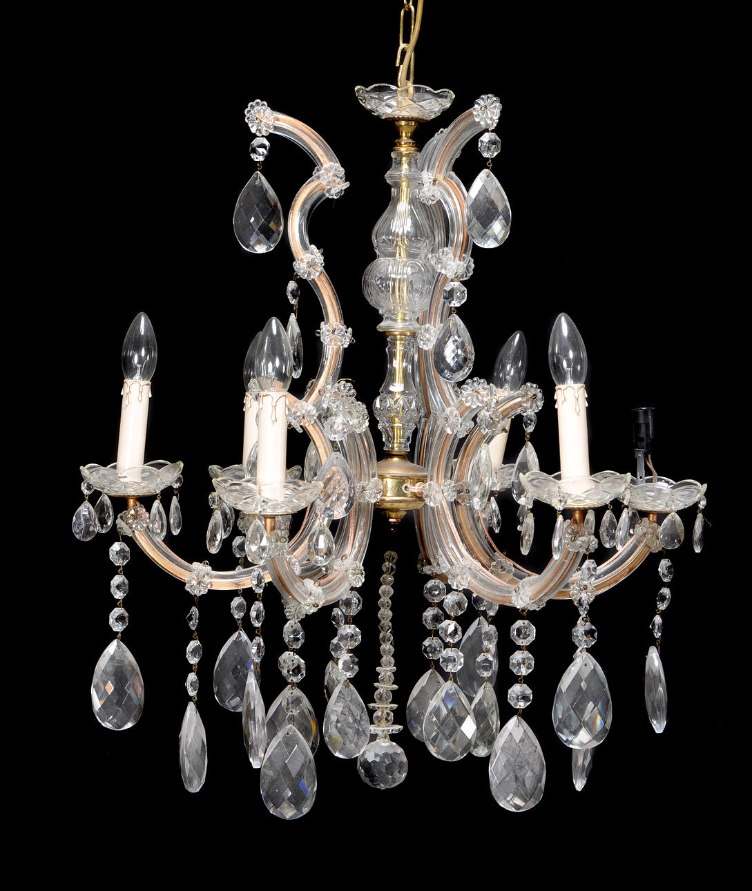 A 6 LIGHT CUT GLASS CHANDELIER.