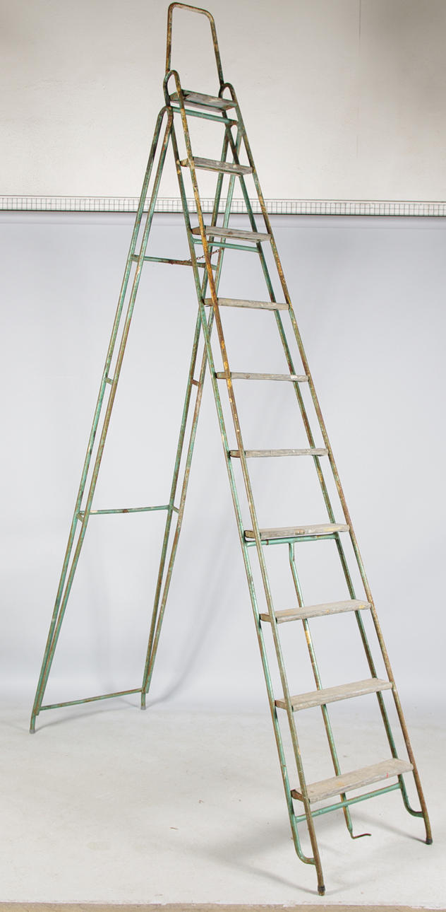 STEGE, målad metall, hopfällbar.