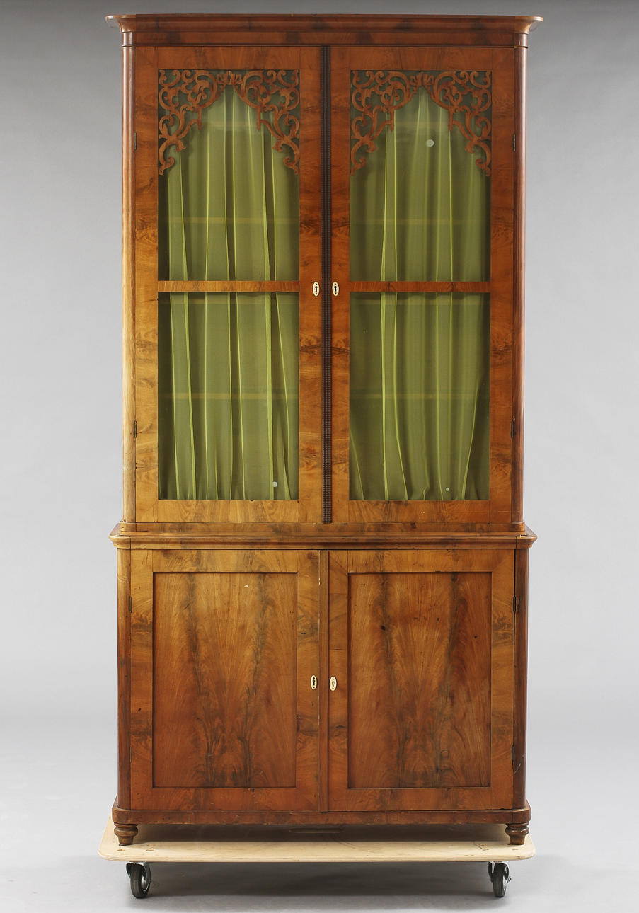 BOKSKÅP, biedermeier, 1800-talets första hälft.