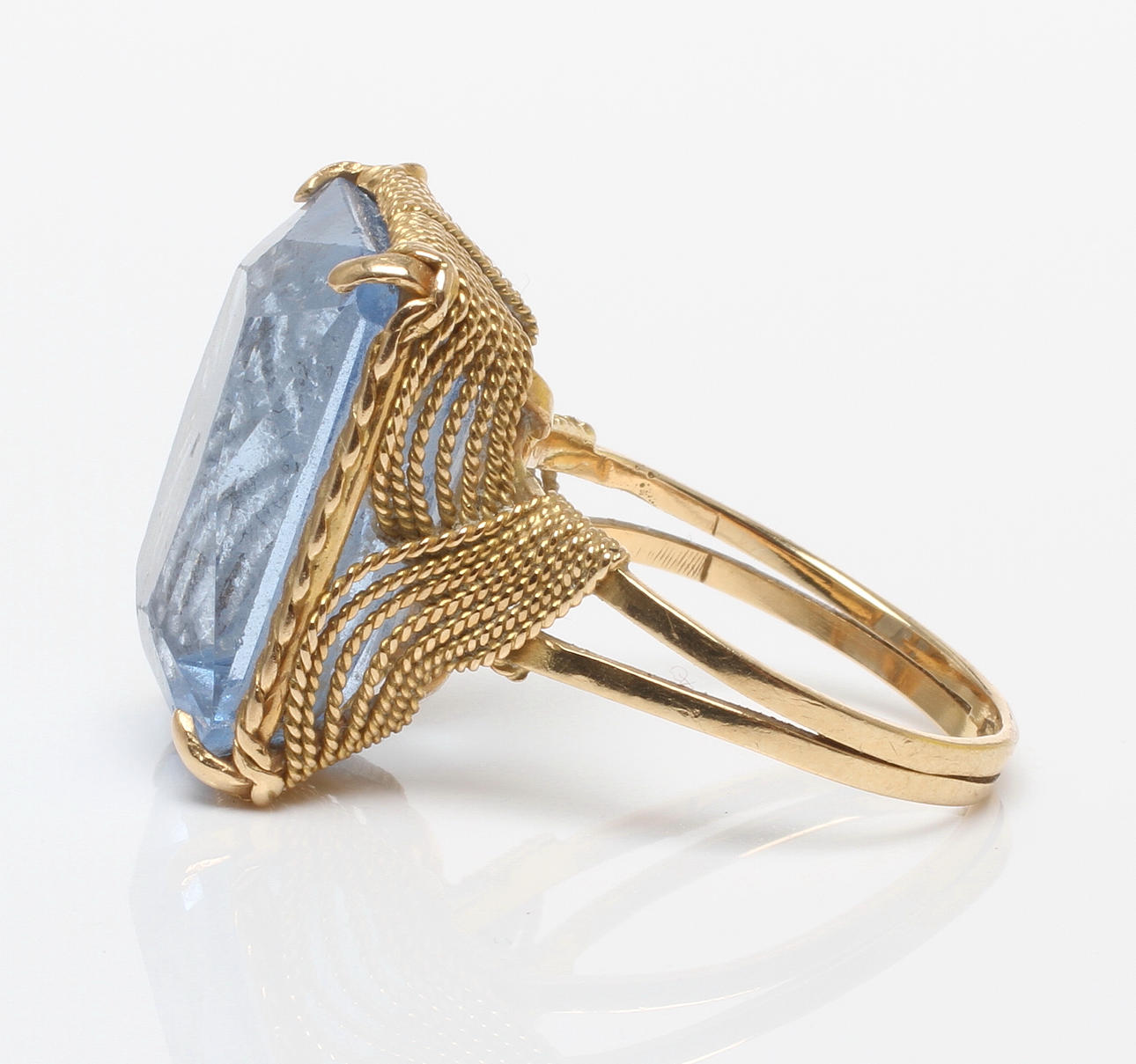 RING 18k guld med blå sten. Vikt 9,3 gram.