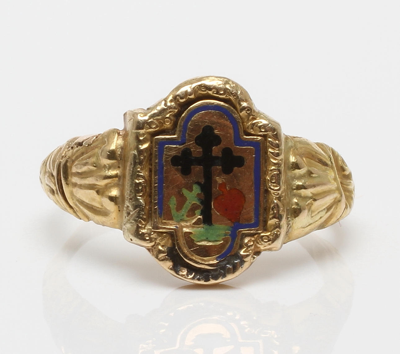 RING 18k guld med gömma samt emaljarbete, Stockholm 1843. Vikt 1,7 gram.