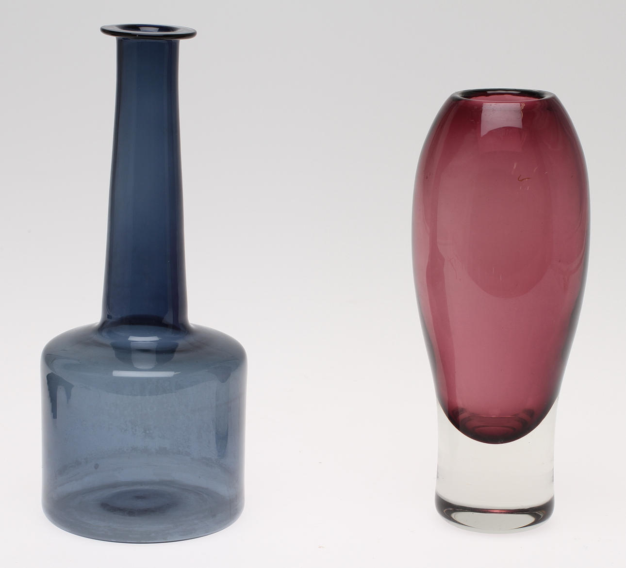 VASER , 2 st, sign. Aimo Okkolin Riihimäen Lasi Oy samt Timo Sarpaneva, Finland, 1900-tal.