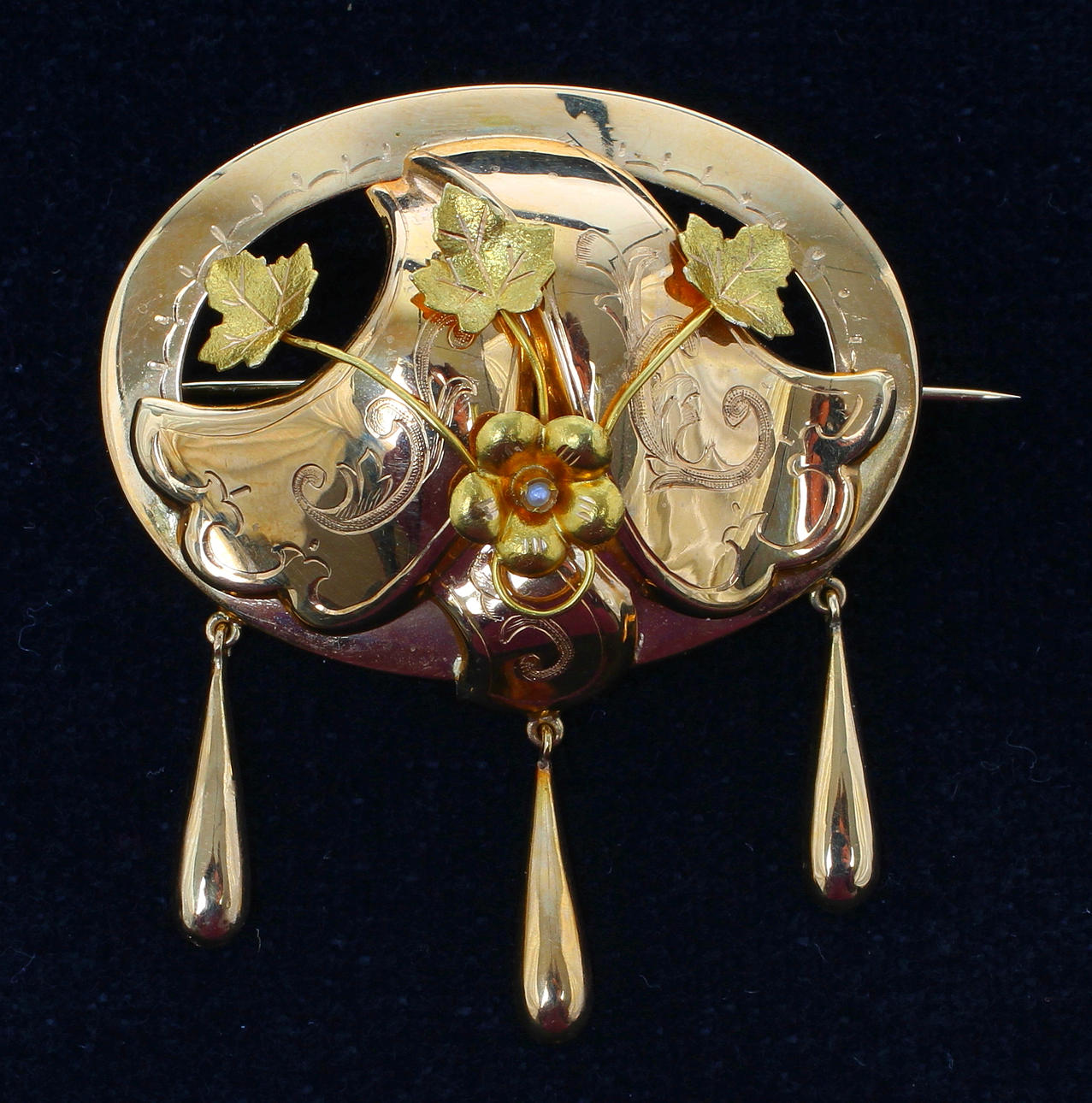 BROSCH, 18k guld, Aktiebolaget Bernhard Hertz, Stockholm, 1941. Vikt 5,5 gram.