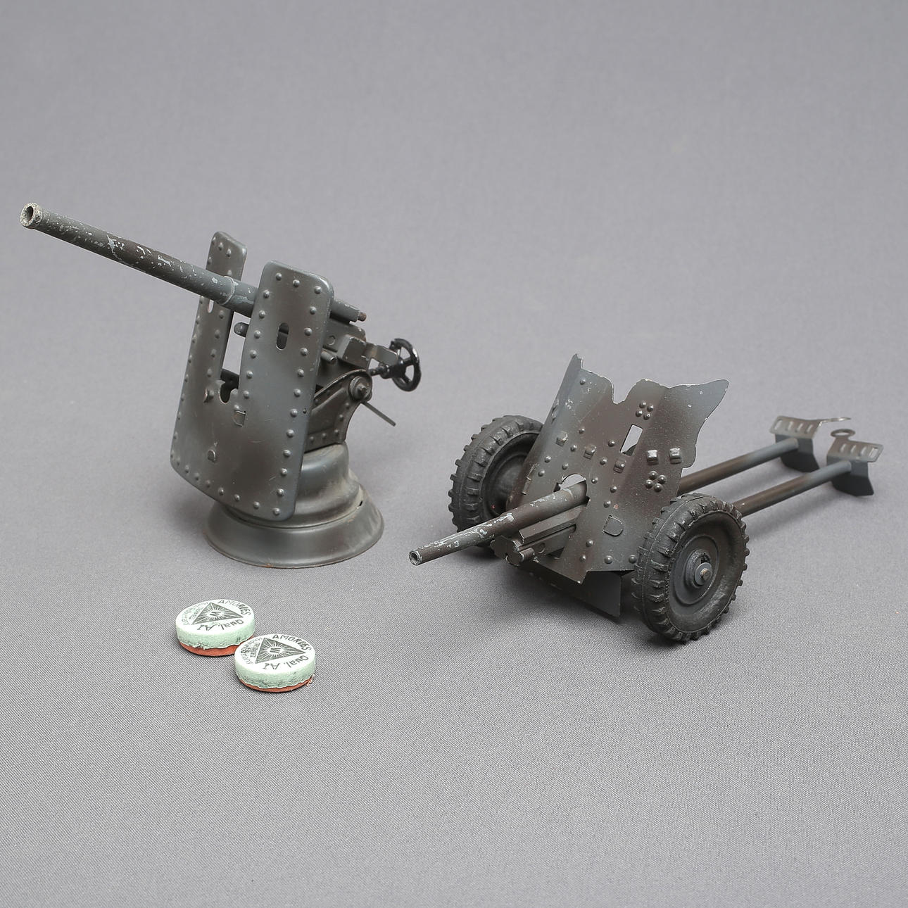 HAUSSER panssarintorjunta-ase ja rannikkopuolustusase.