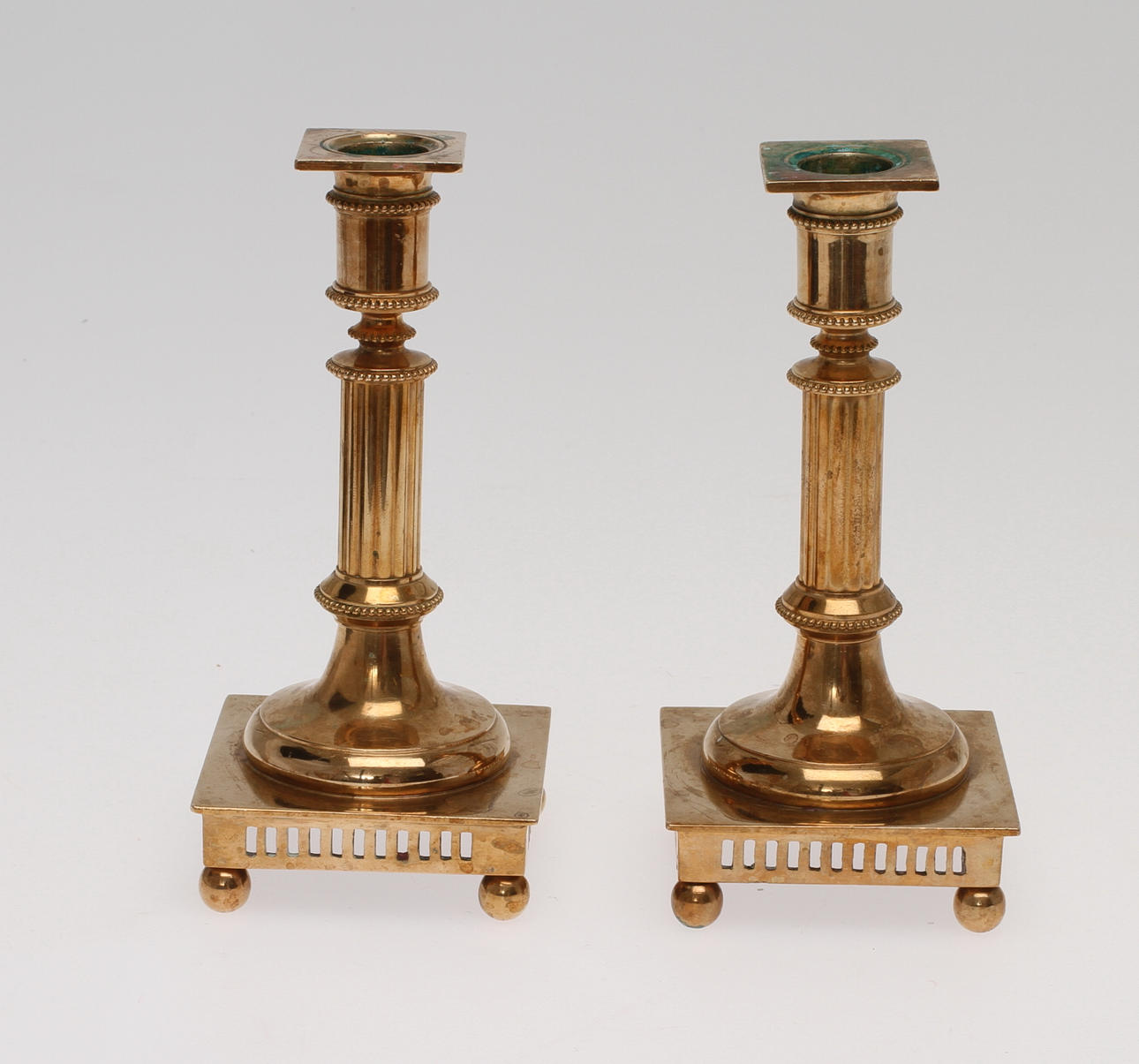 LJUSSTAKAR, 1 par, mässing, Gusums Bruk, Nr 22. 1900-tal.