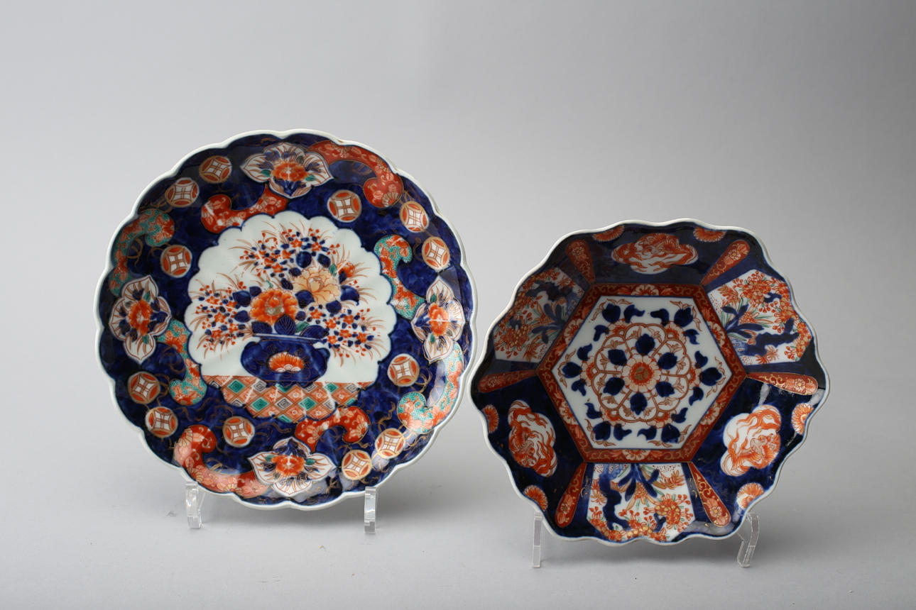 TALLRIKAR, två delar, Japan Imari 1900-talets början.