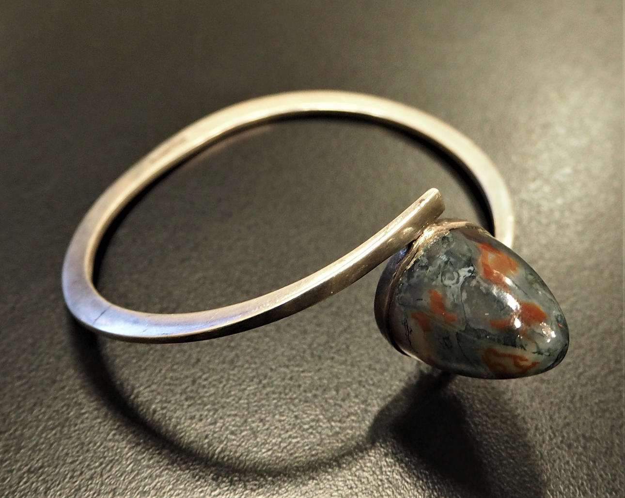 GEORG KAPLAN. ARMRING MED STEN, silver.