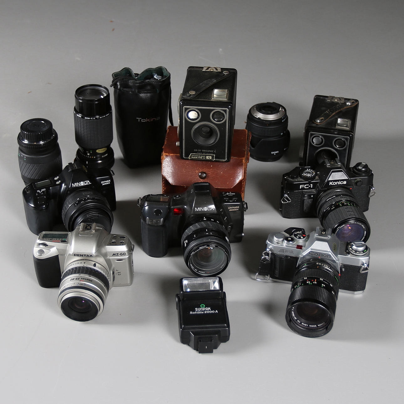 PARTI KAMEROR, 5 st analoga med olika objektiv.