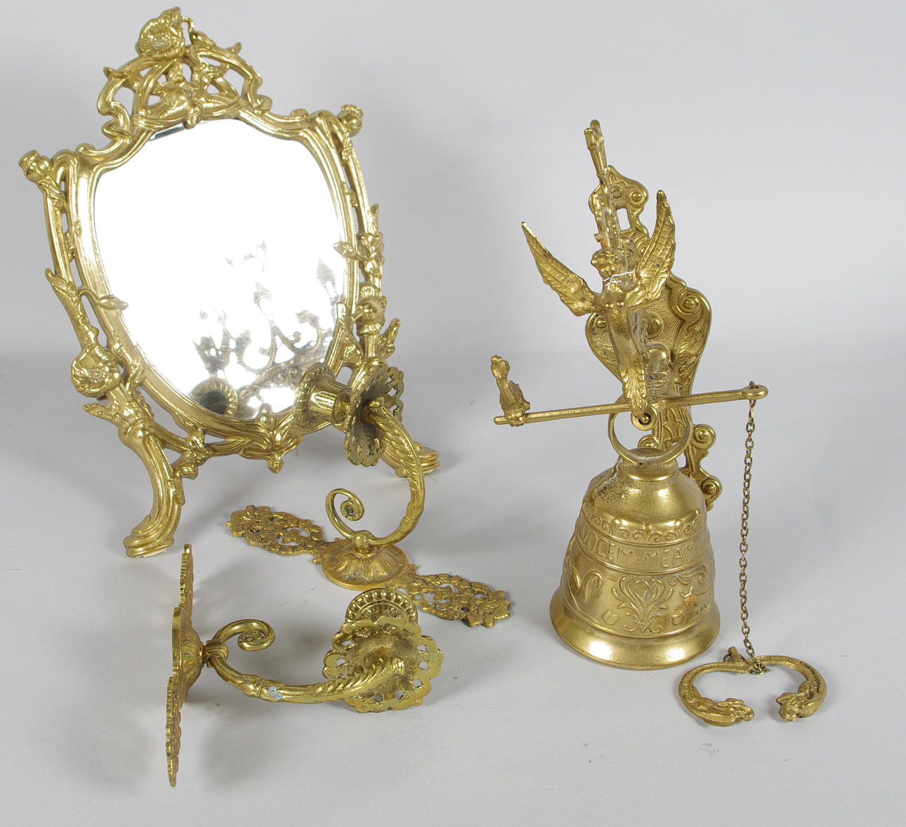 BORDSSPEGEL, LAMPETTER SAMT VÄLLINGKLOCKA, mässing.