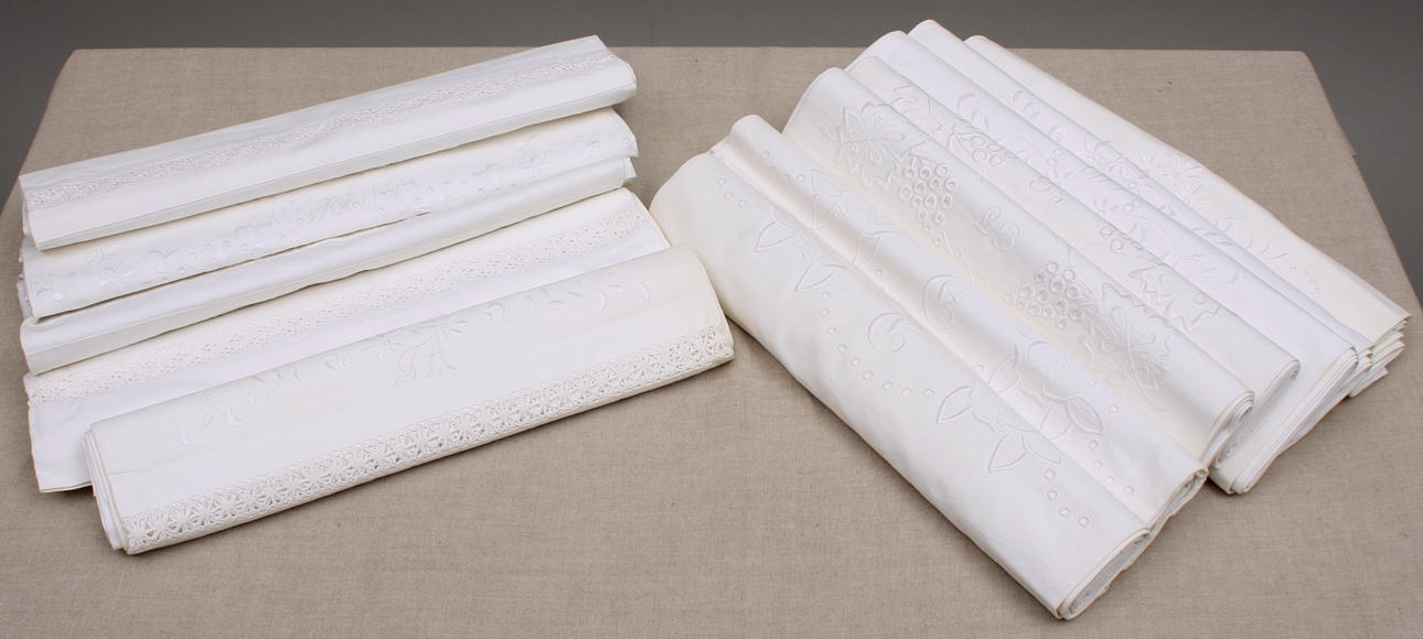ÖVERLAKAN, 12 st, med bård och broderier.