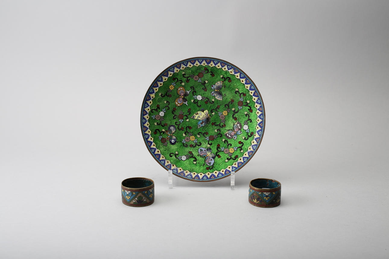 TALLRIK, samt 2 SERVETTRINGAR, cloisonnè Kina och Japan 1800-tal.