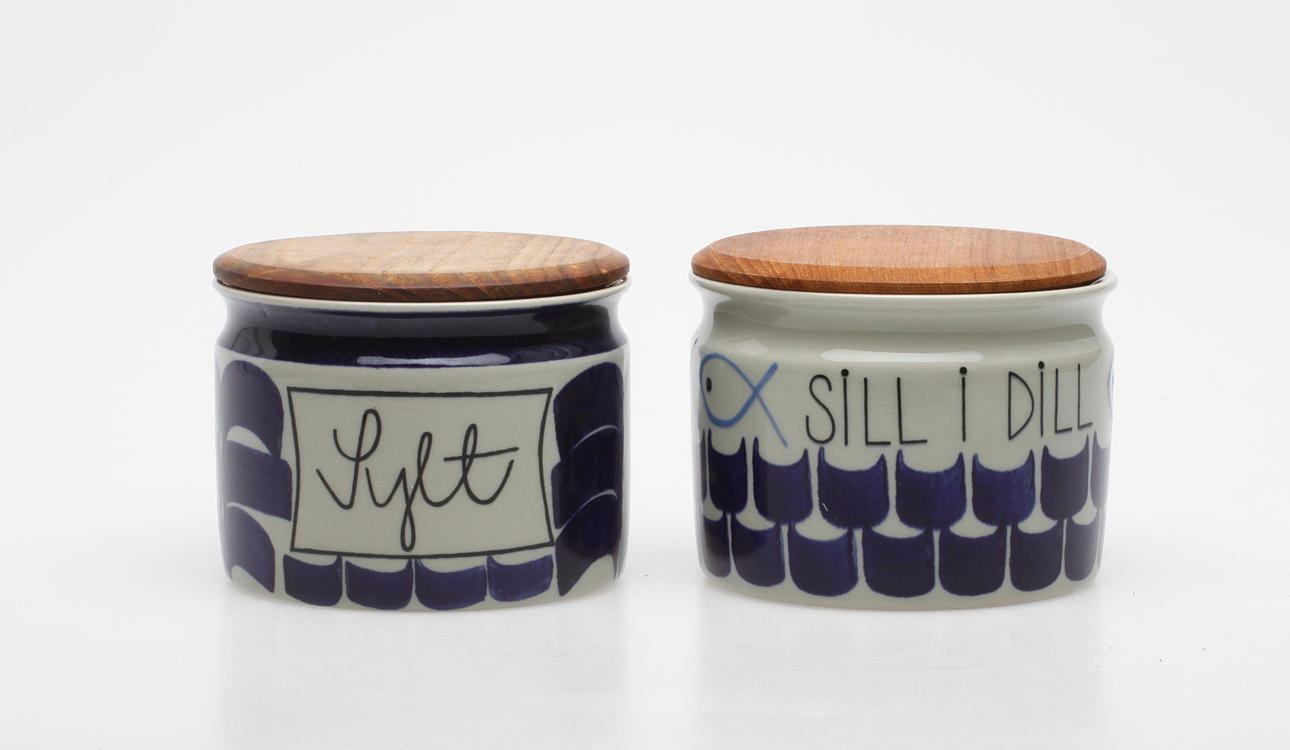 BURKAR, 2 st, keramik med trälock, "Sylt" samt "Sill i Dill", Marianne Westman, Rörstrand.