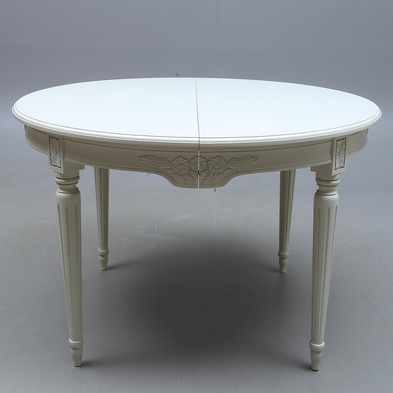 MESA DE COMEDOR, con 3 insertos, estilo gustaviano.