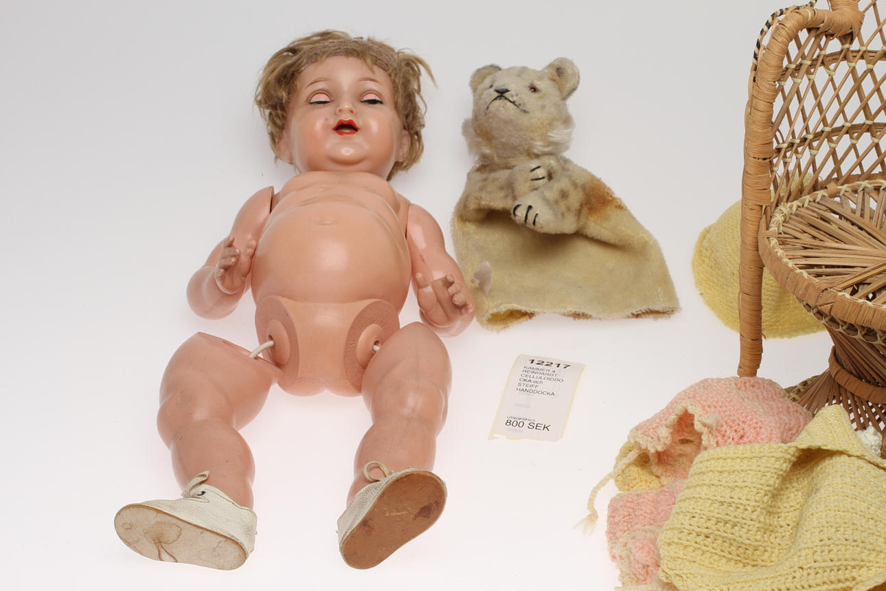 KÄMMER & REINHARDT CELLULOIDDOCKA och STEIFF HANDDOCKA.