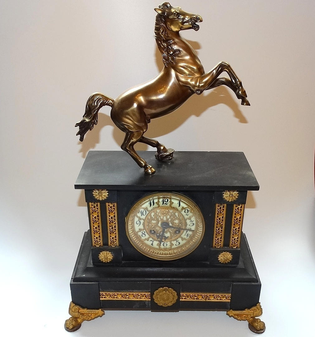 MARMOR OCH BRONS ELDSTAD KLOCKA MED HÄST DESIGN, 1800-tal.