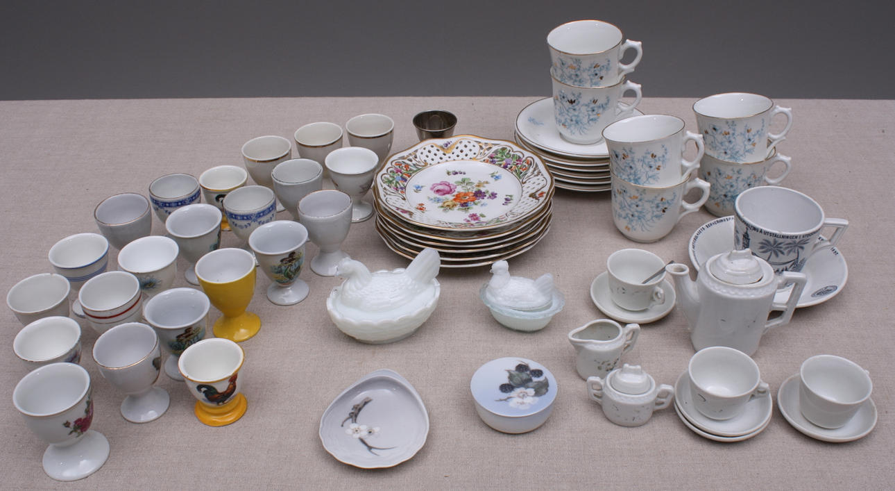 ÄGGKOPPAR 23 st + FRUKTFAT 6 st + DOCKSERVIS 6 delar + KAFFESERVIS 12 delar + DIVERSE KERAMIK.