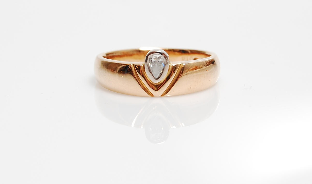 RING, 18 K, guld med 1 st diamant 0,14 ct.