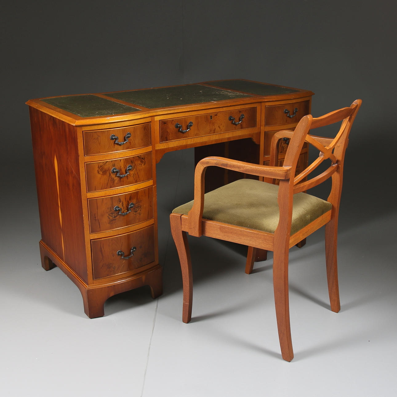 SKRIVBORD med KARMSTOL, Engelsk stil, 1900-talets andra hälft.