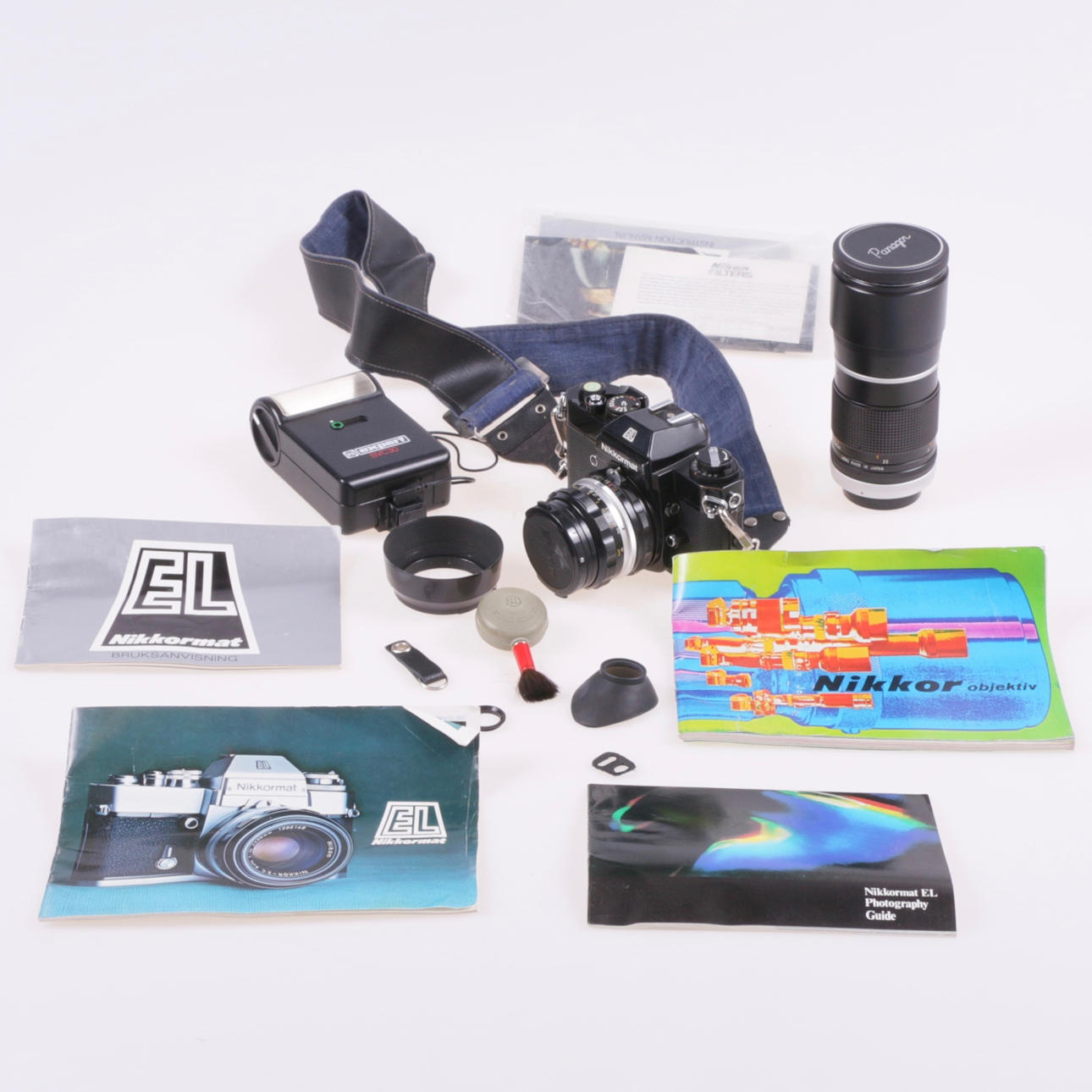 CAMERA, Nikkormat EL, with accessories, in bag, 1970s.