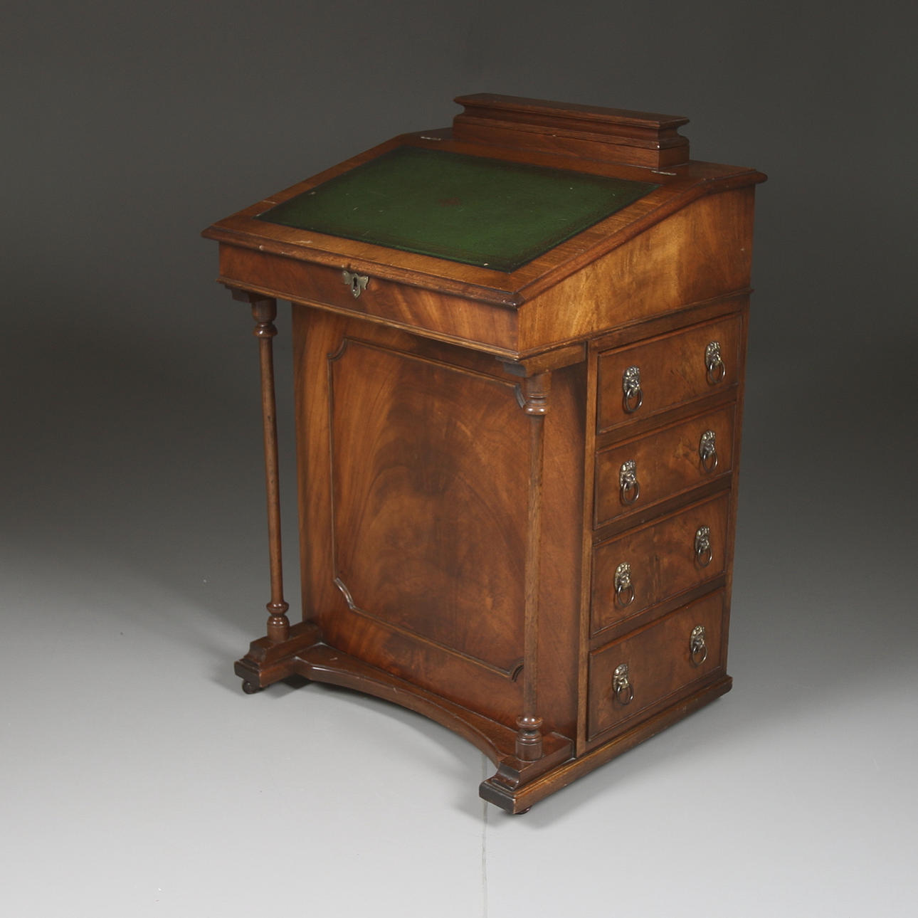 SKRIVPULPET, sk. Davenport Desk, 1900-tal.