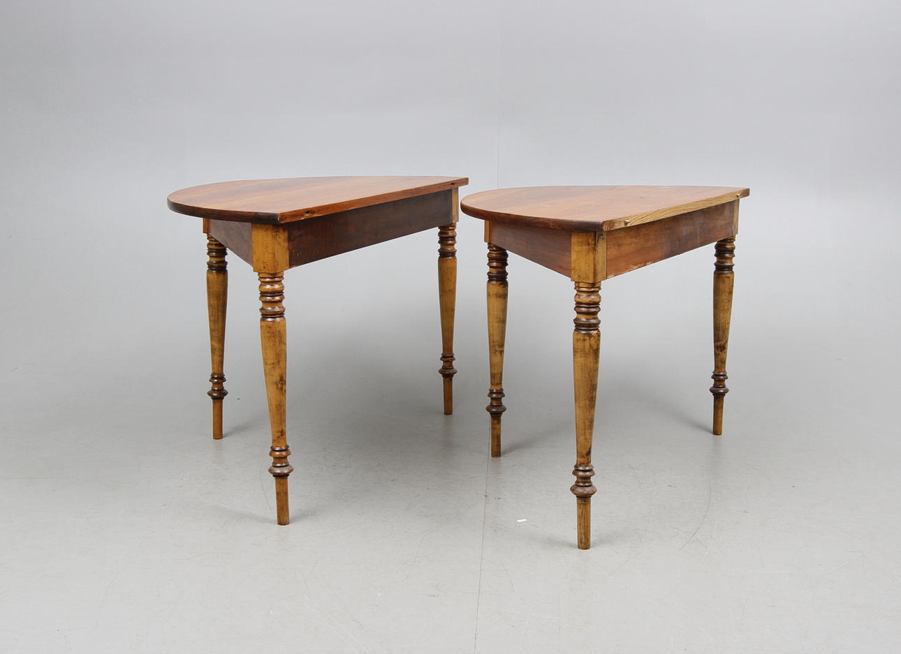 HALVMÅNEBORD, ett par, 1800-tal.