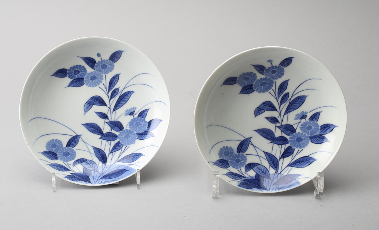 SKÅLAR, två delar. Nabeshima Japan. 19 Jahrhunert.