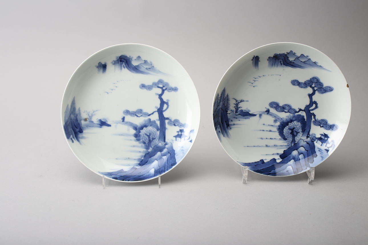 SKÅLAR, två delar. Nabeshima Japan. 19 Jahrhunert.