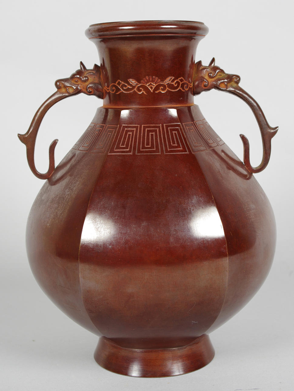 VAS MED HÄNKLAR, patinerad brons, Japan.