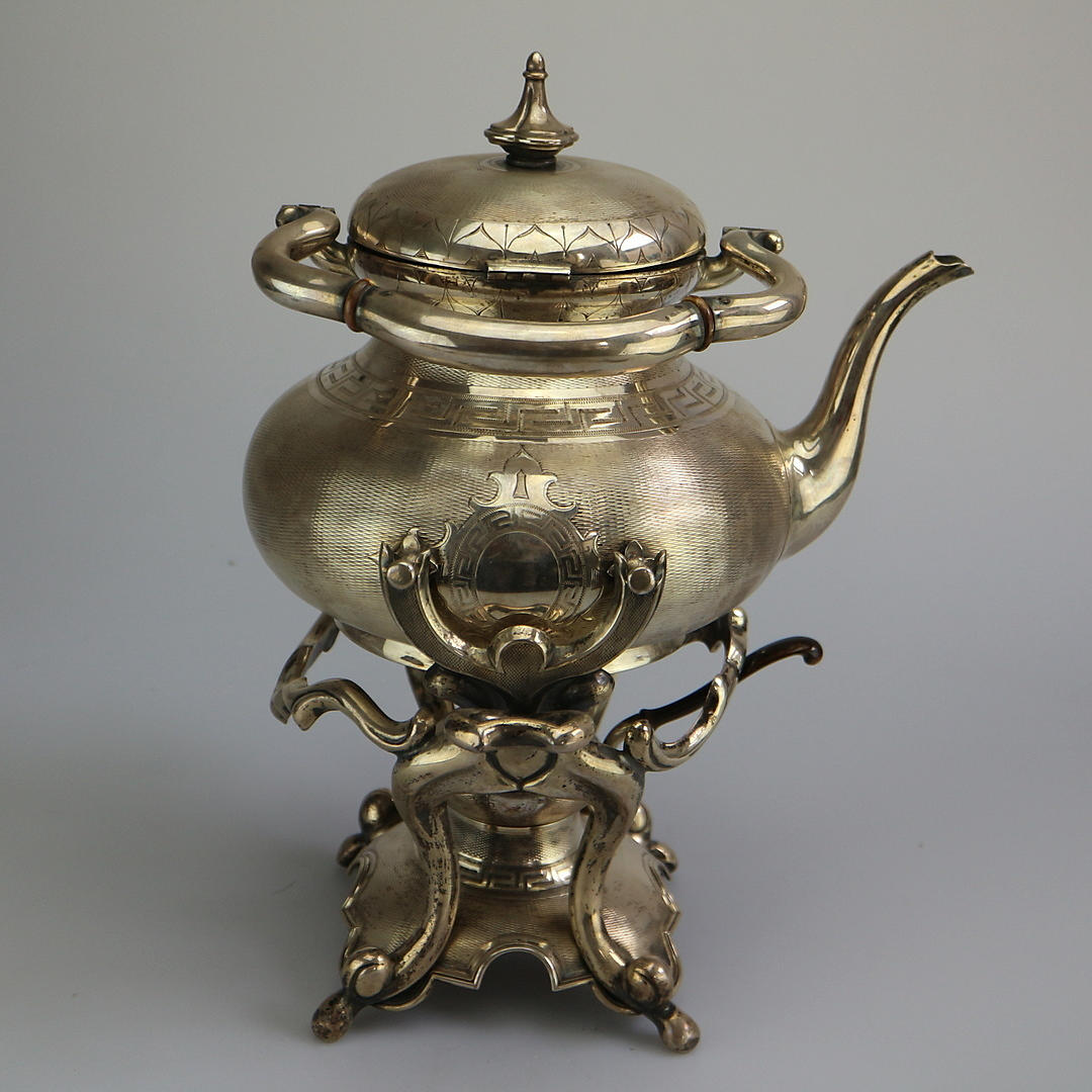 ANTIK TEKANNA PÅ RECHAUD.