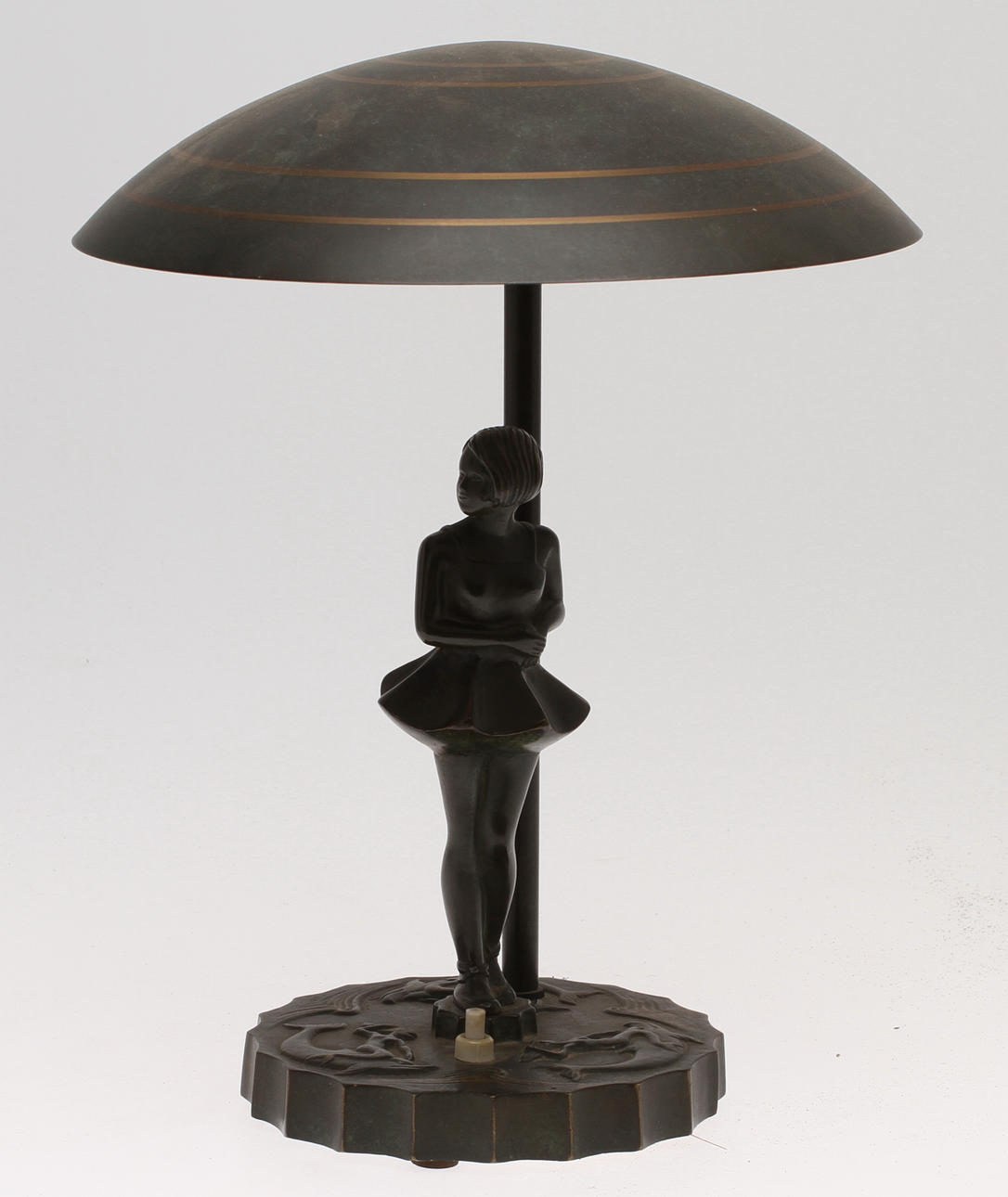 BORDSLAMPA, med plåtskärm, Art Deco, 1920-tal.