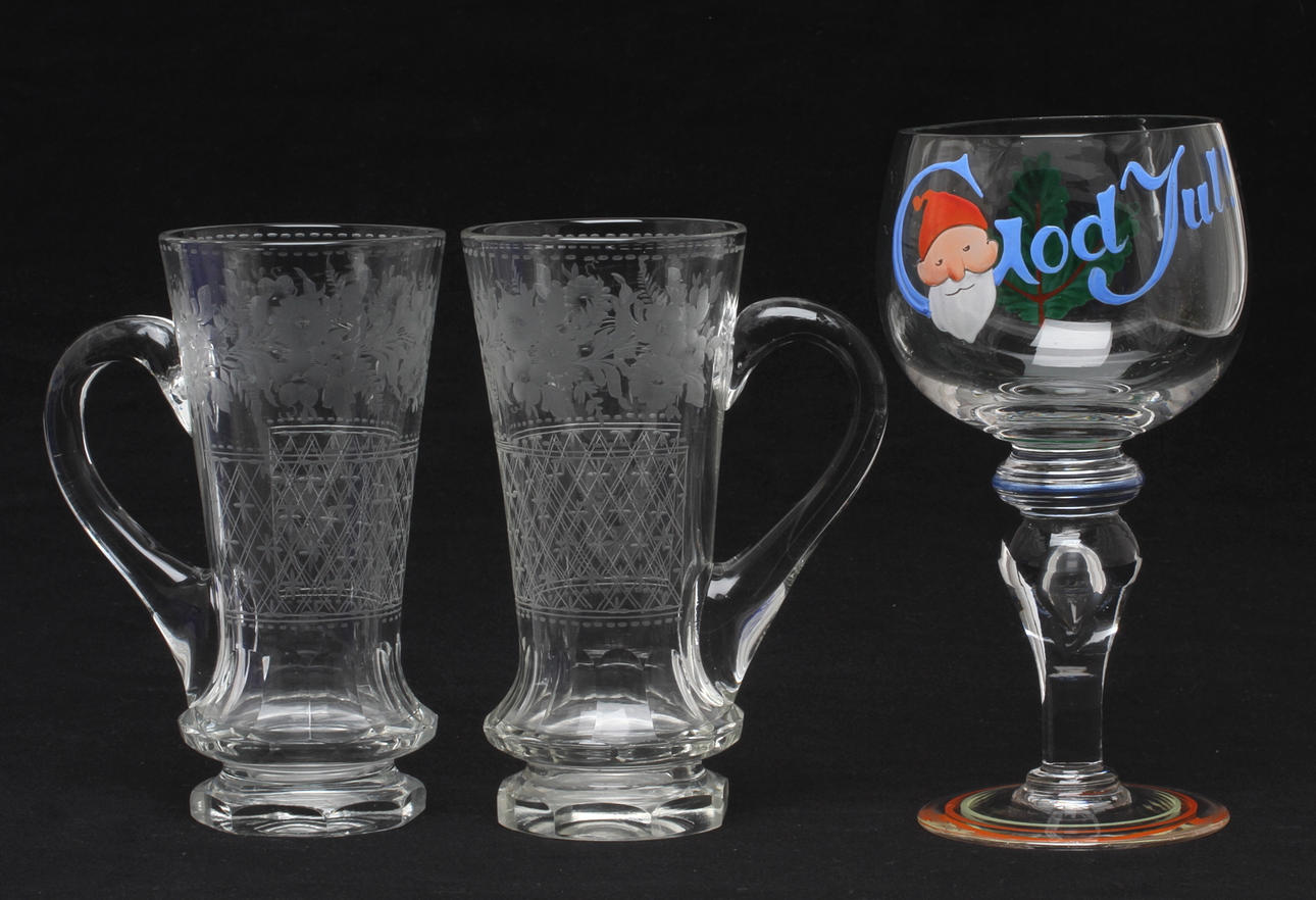 MUMMAGLAS samt SEJDLAR 2 st, glas, 1900-talets början.