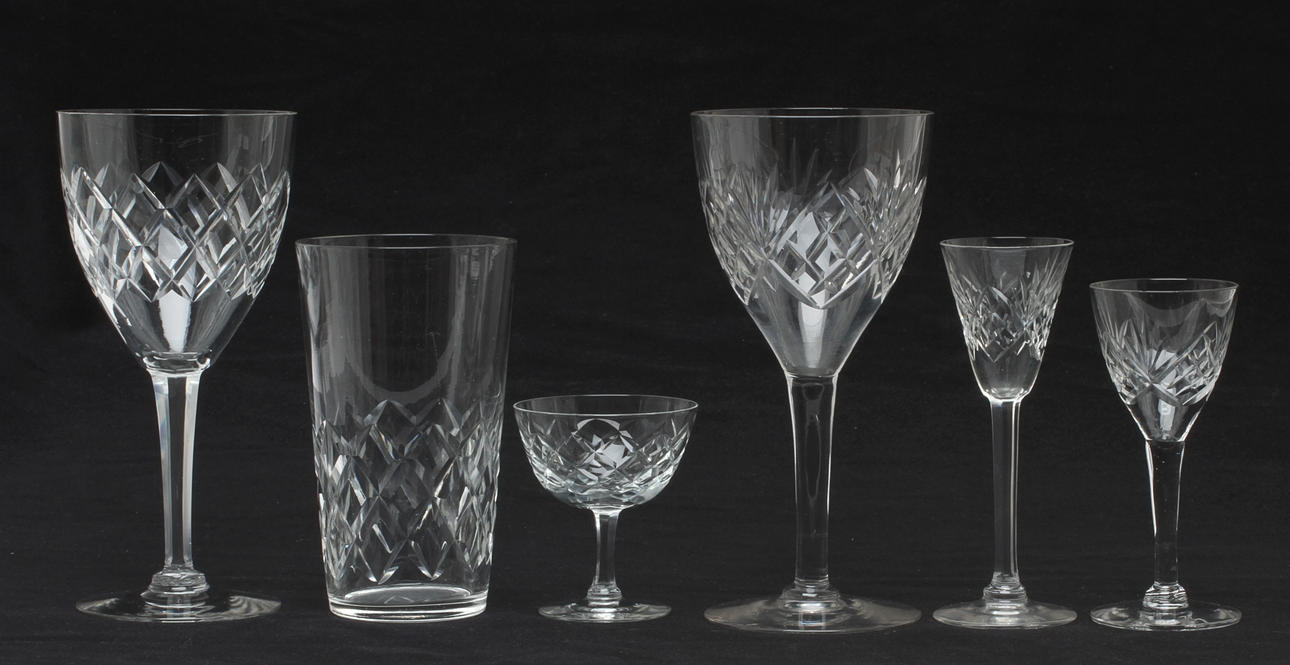 GLASSERVISDELAR, 16 + 16 delar, modell Bror samt Helga.