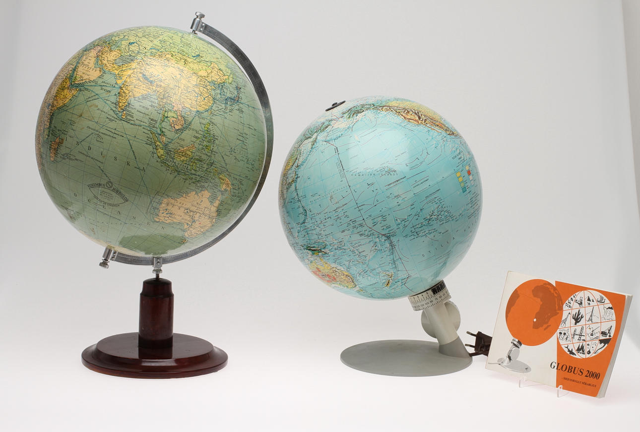 JORDGLOBER, 2 st, "Globus 2000" med tillhörande bok, 1970-tal samt "Columbus" Ivar Asp Stockholm 1900-tal.