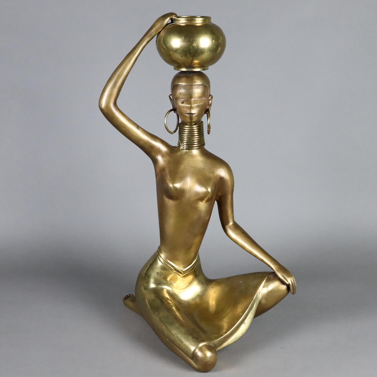 MUJER AFRICANA SENTADA - bronce, H.ca.60.5cm.