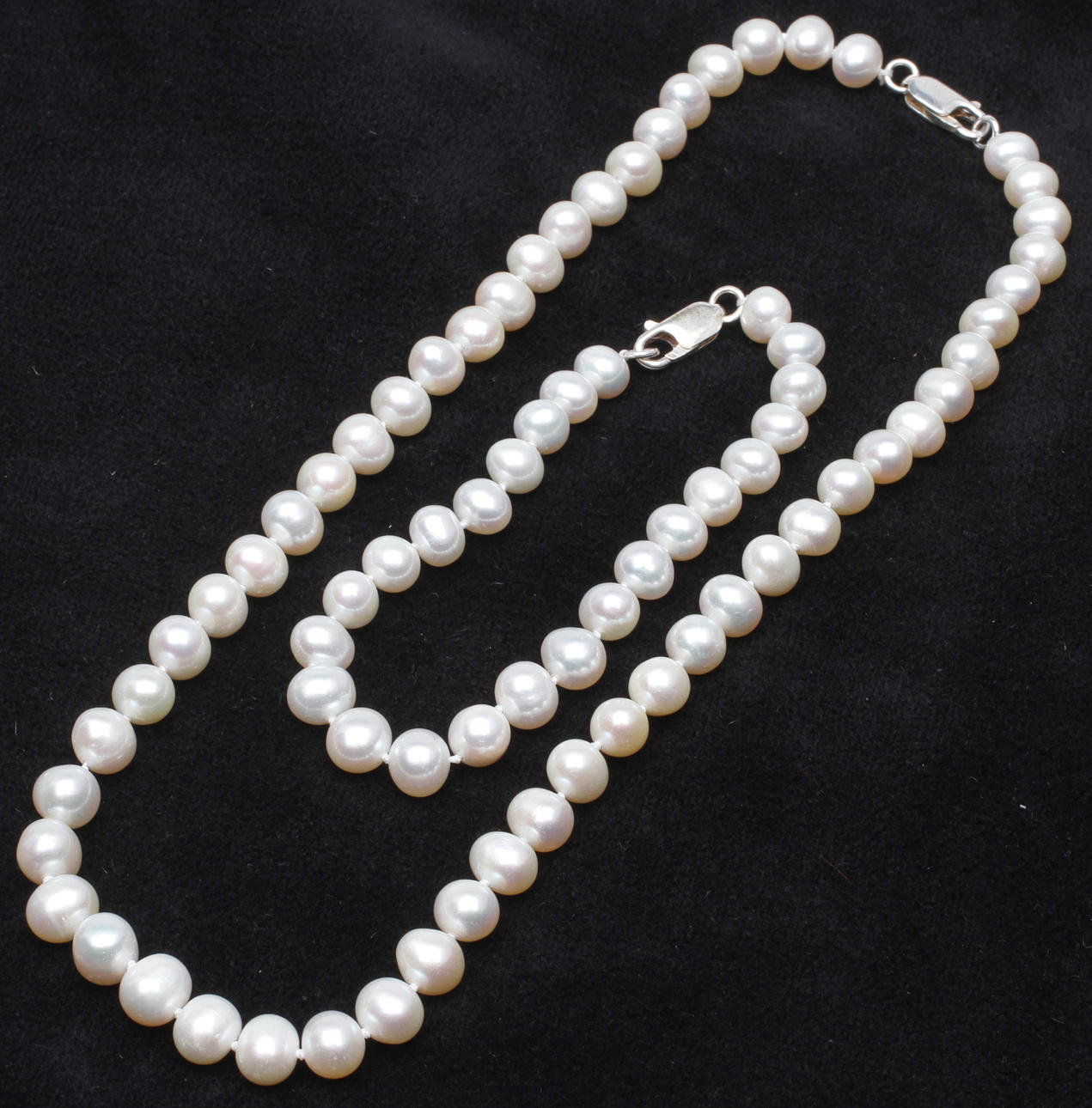 HALSBAND samt ARMBAND, sötvattensodlade pärlor.