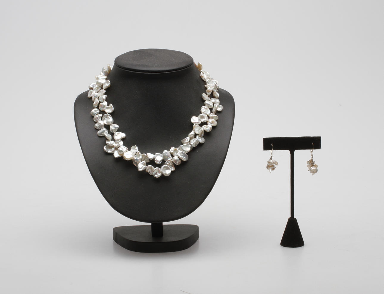 HALSBAND samt Örhängen, sötvattensodlade pärlor.