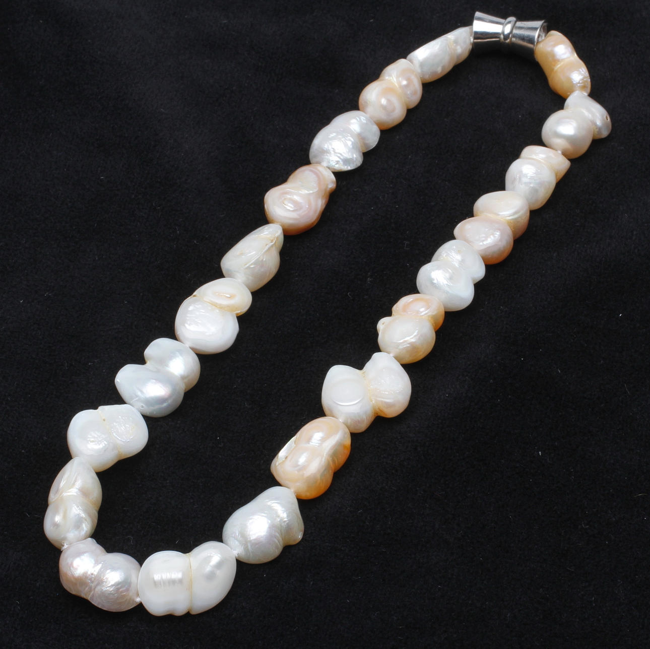 HALSBAND, barocka, sötvattensodlade pärlor.