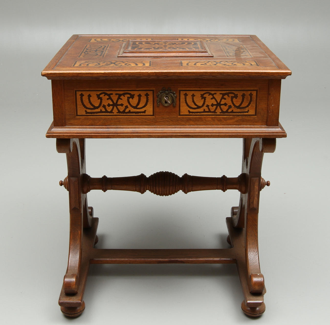 BESTICKSSCHATULL, på bensställning, tidigt 1900-tal.