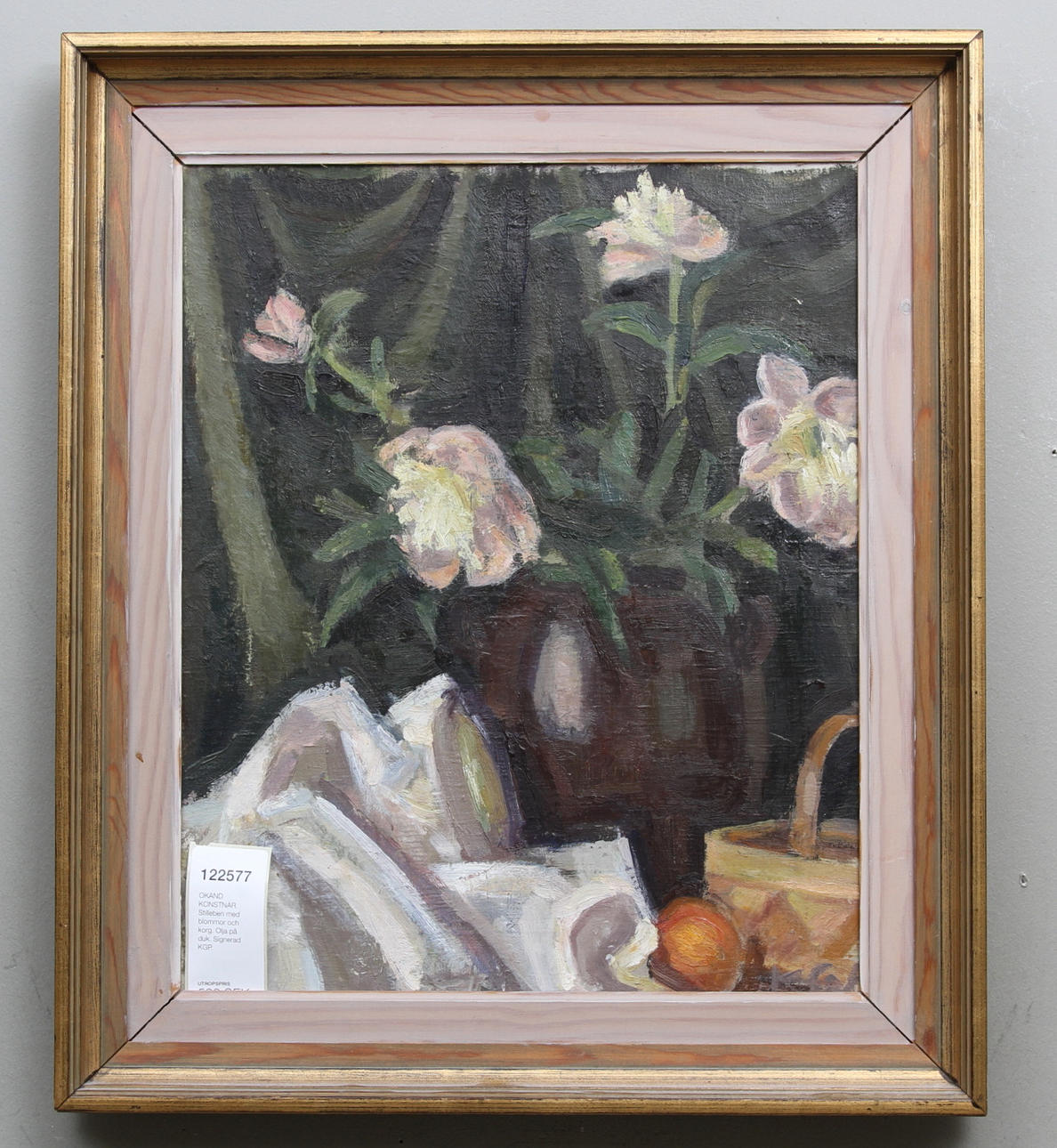 OKÄND KONSTNÄR. Stilleben med blommor och korg. Olja på duk. Signerad KGP.