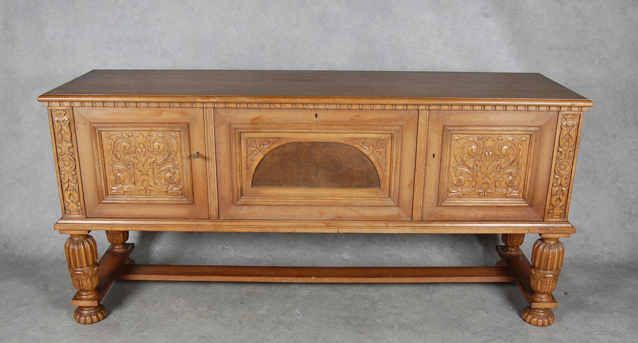 SIDEBORD, rikligt skuret, barockstil, 1920-30-tal.