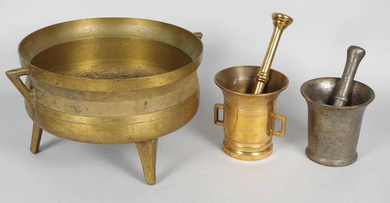 2 MORTLAR OCH GRYTA, malm/järn.