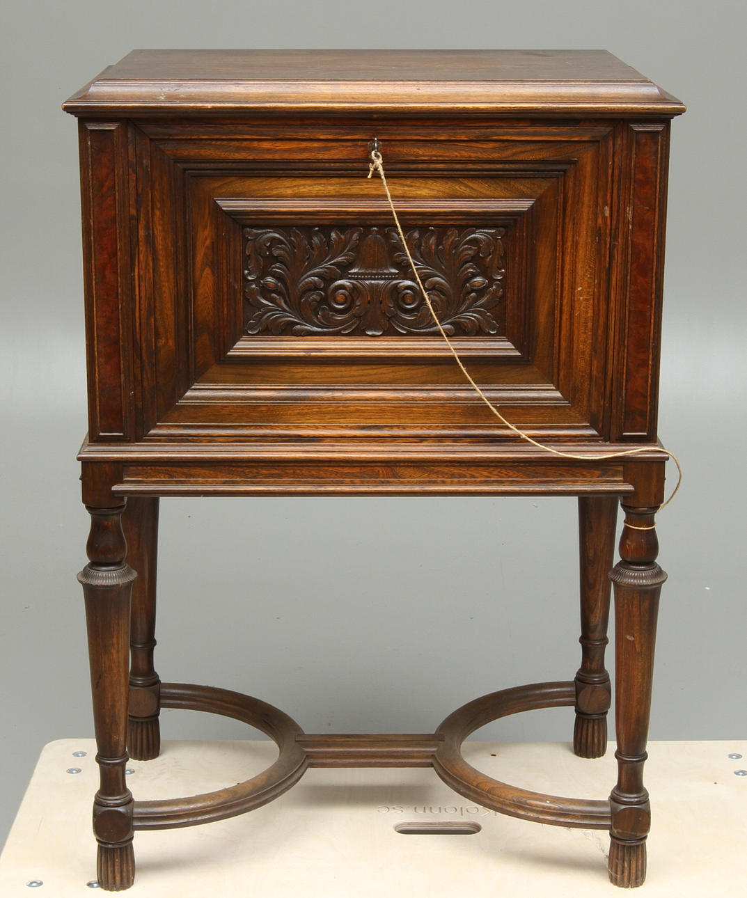 BESTICKSSCHATULL, på bensställning, barockstil, 1900-talets första hälft.