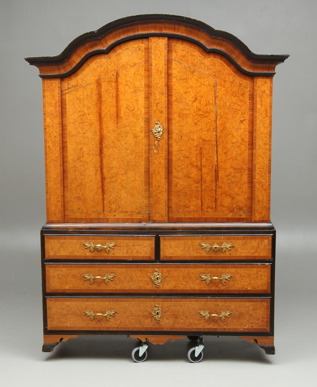 SKÅP, rokoko, 1700-tal, alrotfanérat med svärtade detaljer.